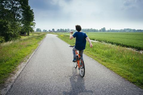 fietsende jongen