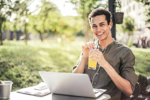 Vitale werknemer-man met laptop buiten