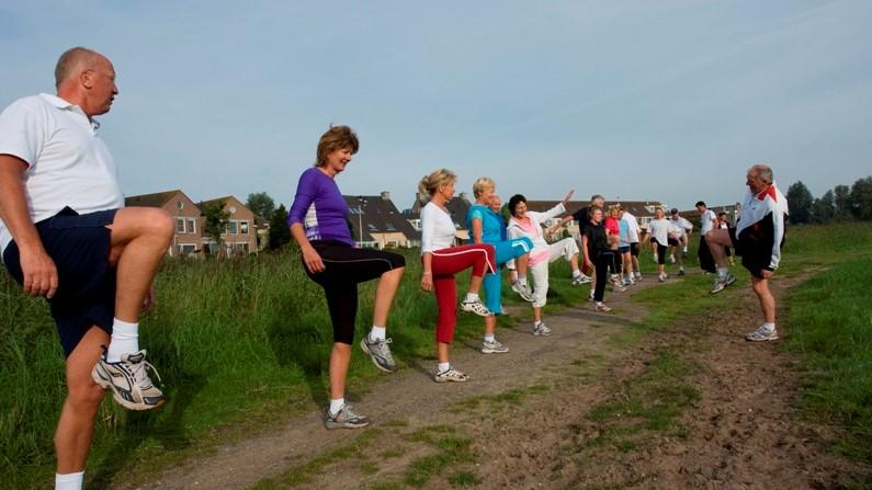 Warming up van groep mensen buiten