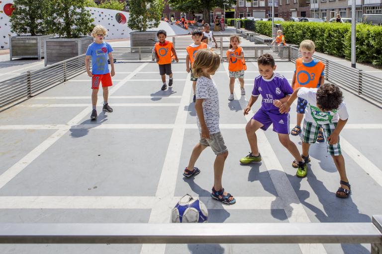 Kinderen sporten op school buiten