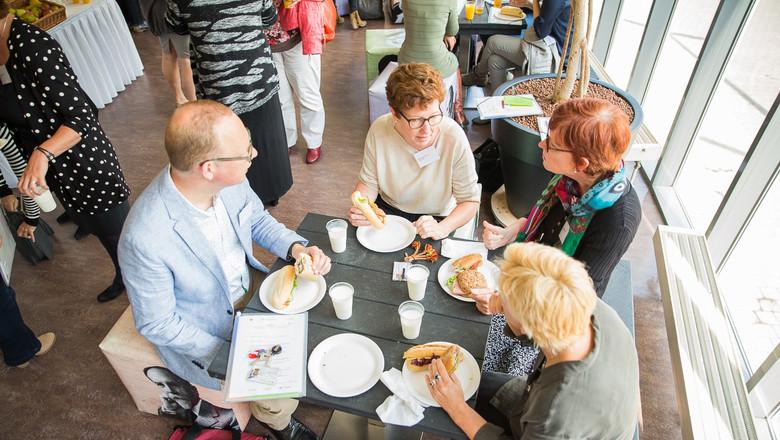 groep mensen luncht aan tafel