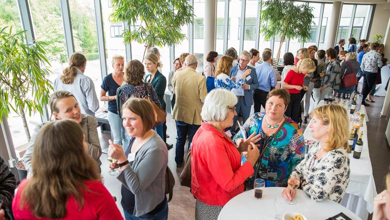 groep mensen praat onderling in groepjes met elkaar